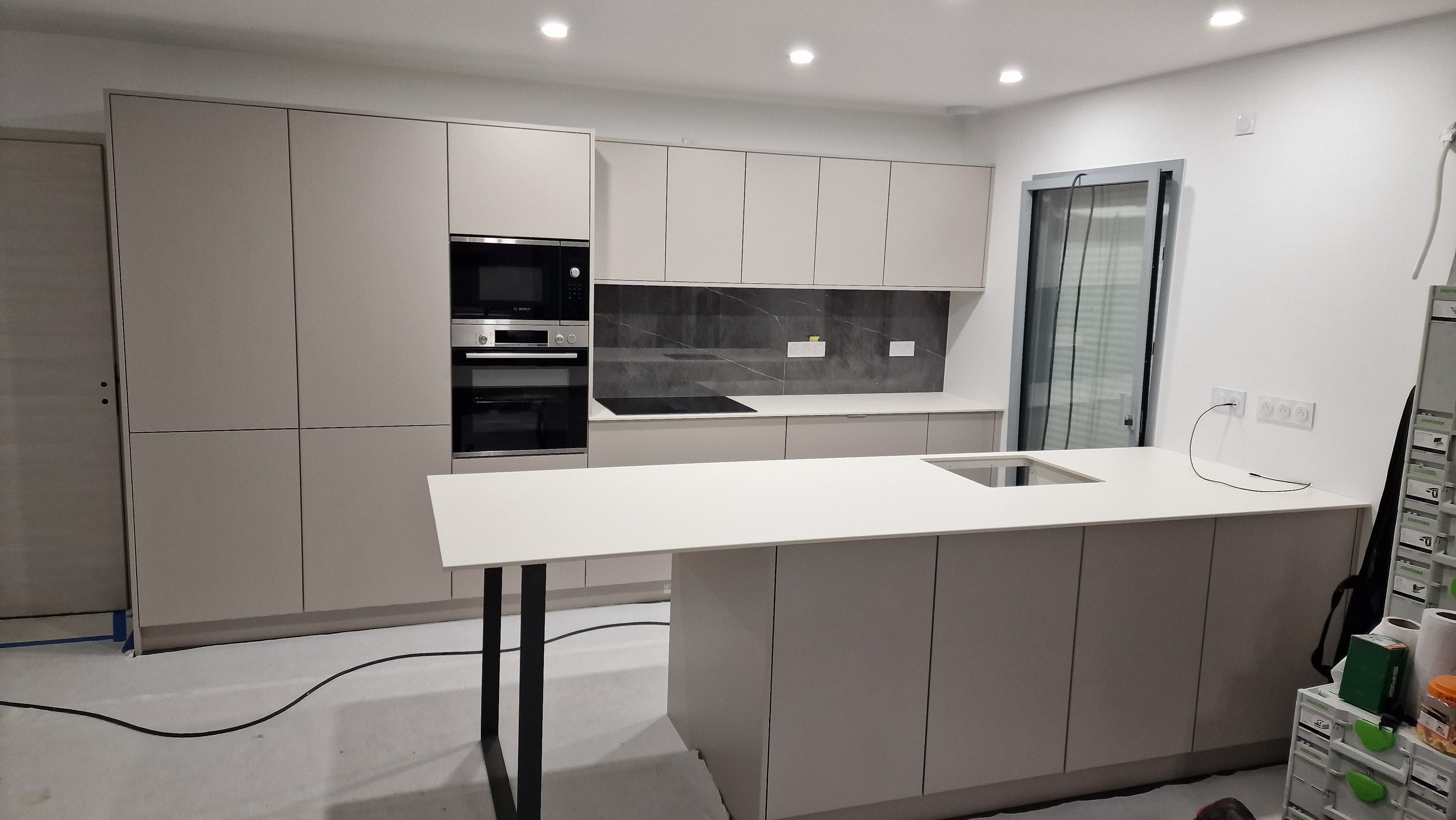 Agencement de cuisine contemporaine avec îlot central