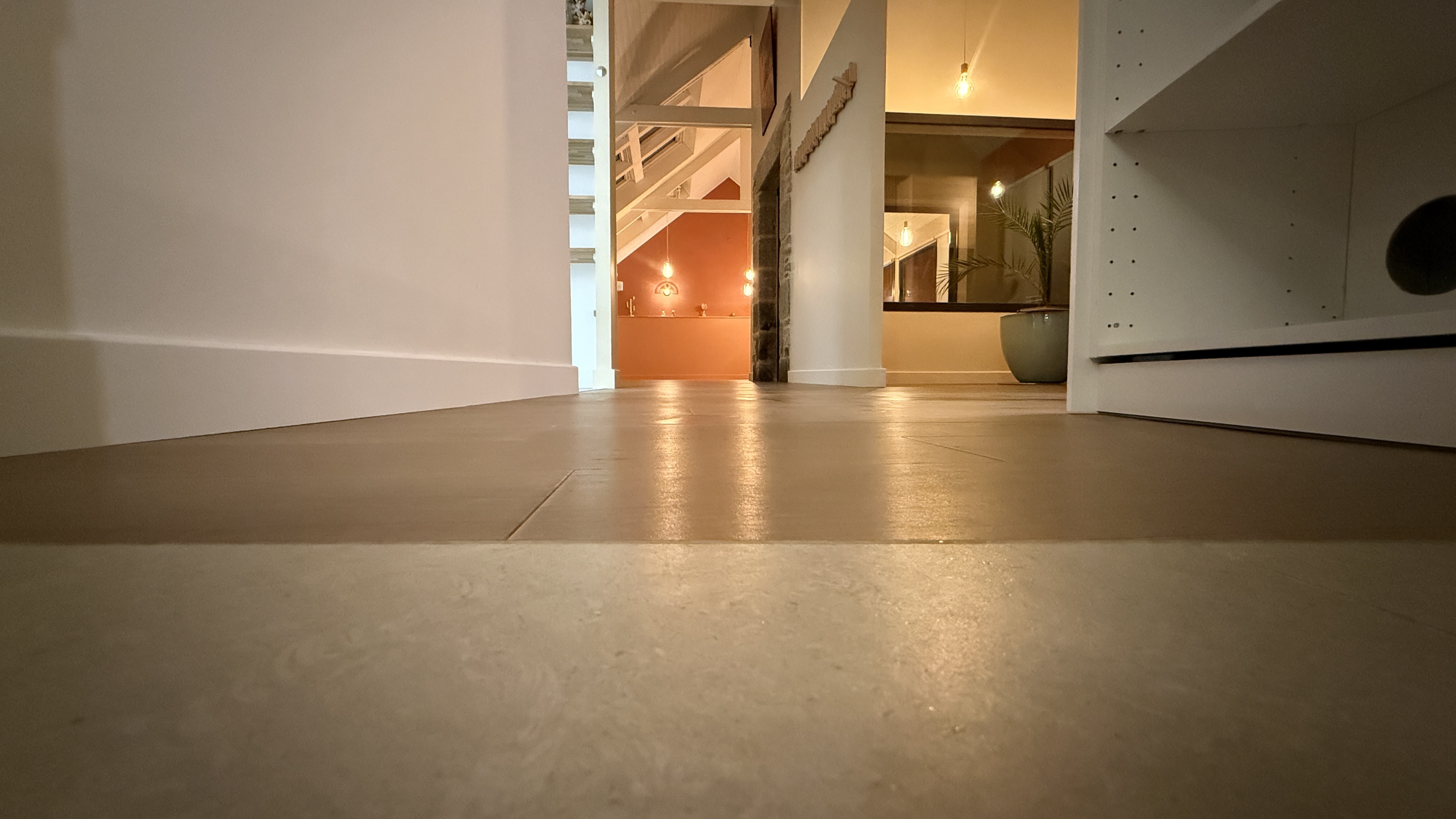 jonction invisible carrelage et parquet bar -salle