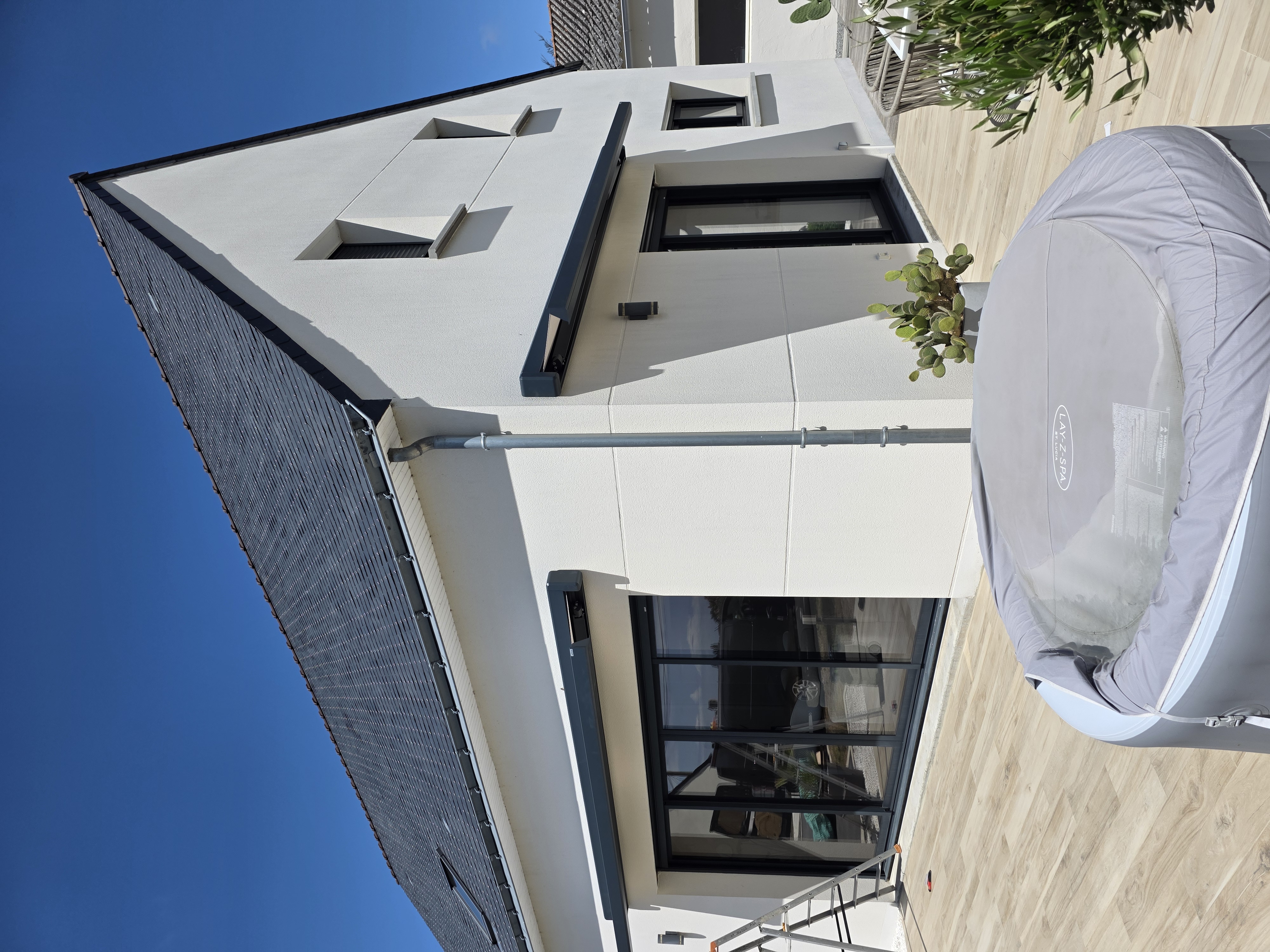 Pose de stores bannes sur une maison contemporaine