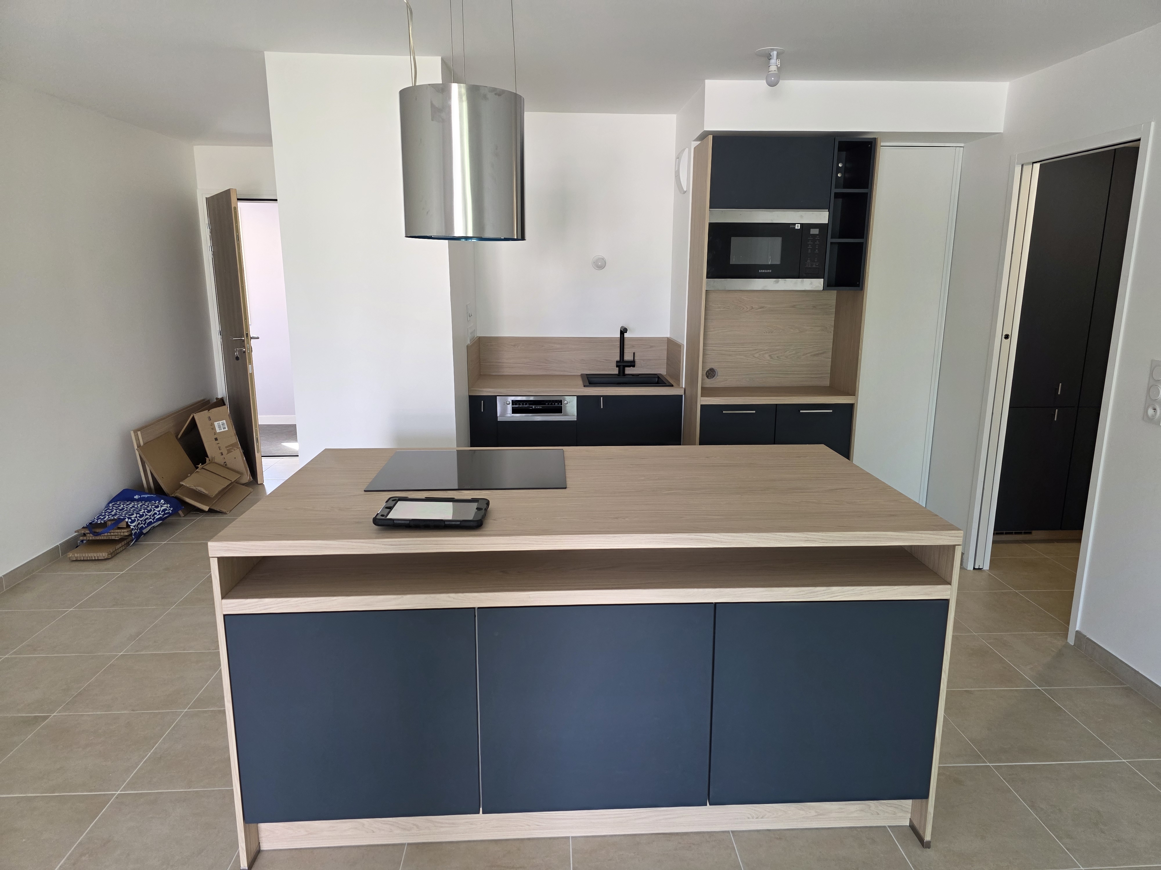 Agencement de cuisine sur-mesure  avec îlot central