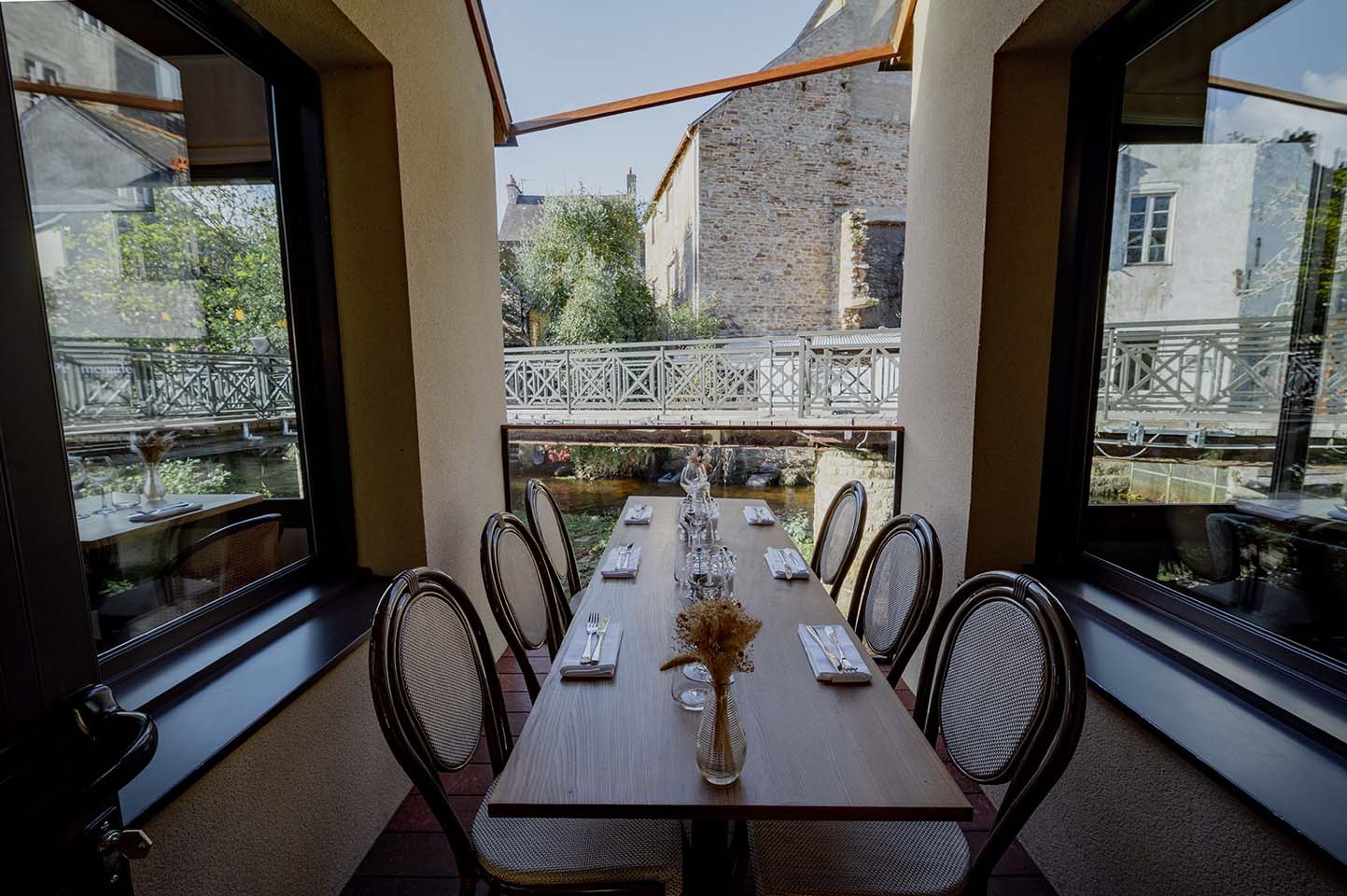 Agencement sur-mesure d'une terrasse au dessus d'une rivière