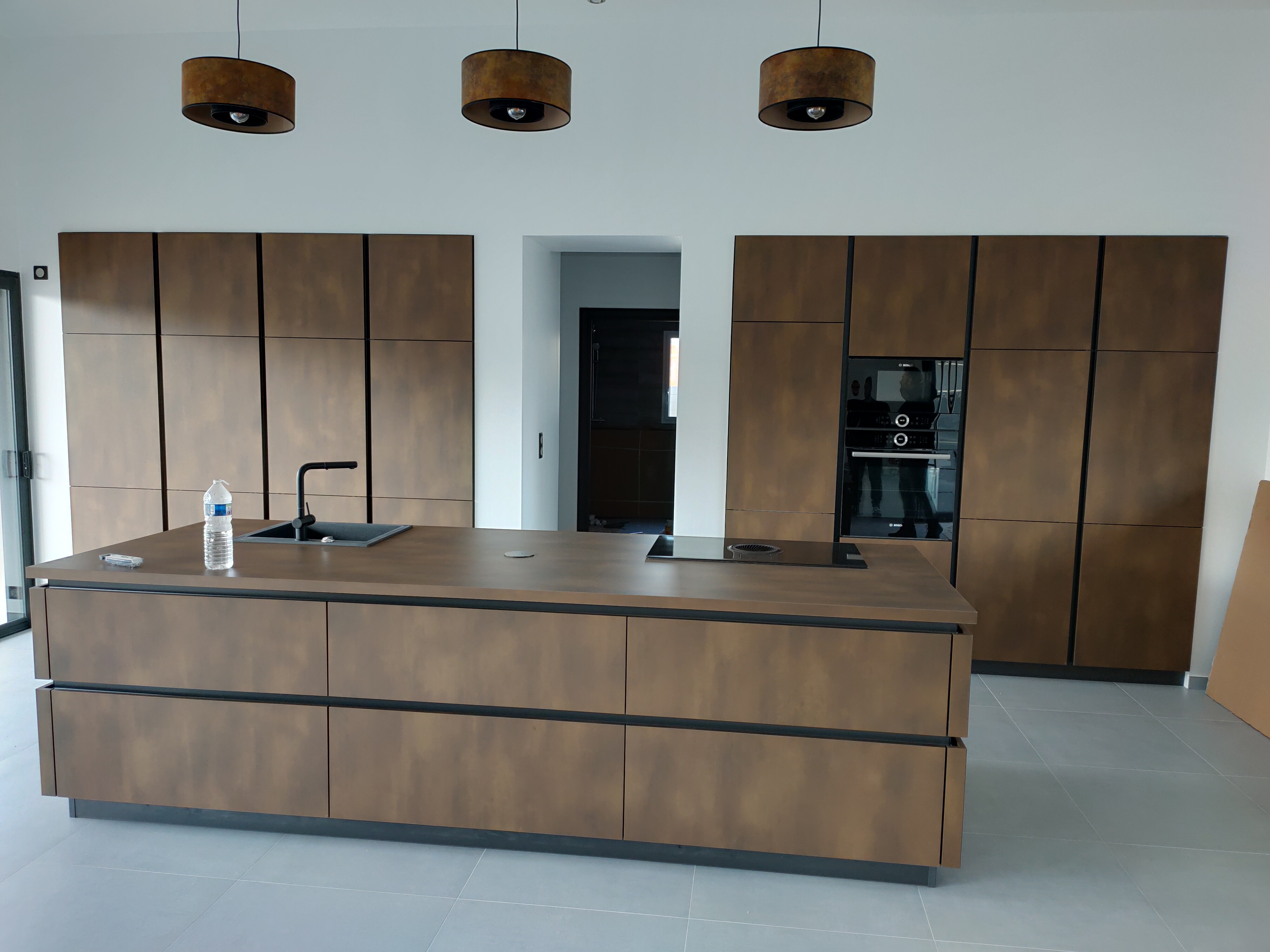 Agencement d'une cuisine sur-mesure avec îlot central