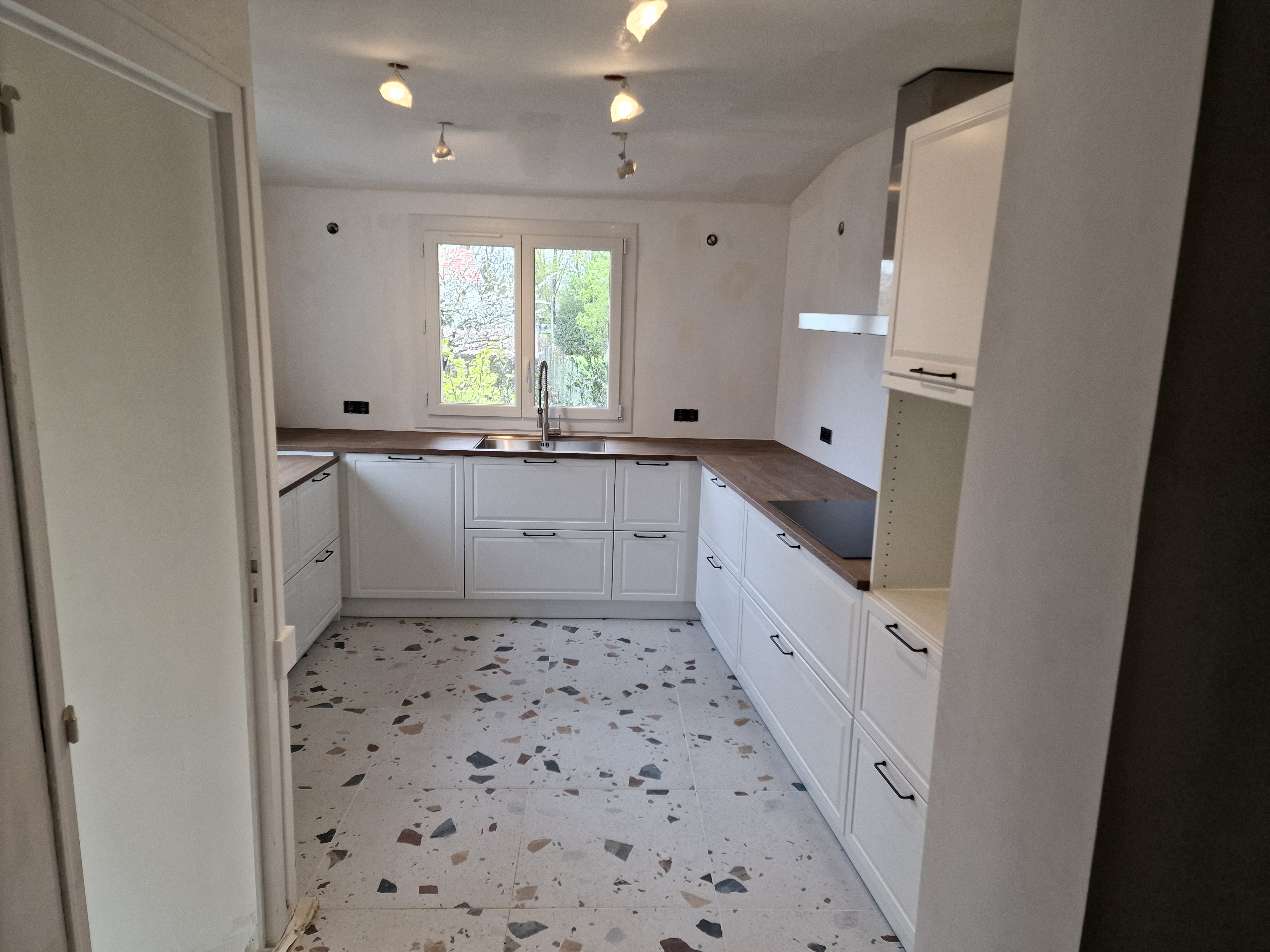 Cuisine sur-mesure, façades à cadre et plan de travail bois